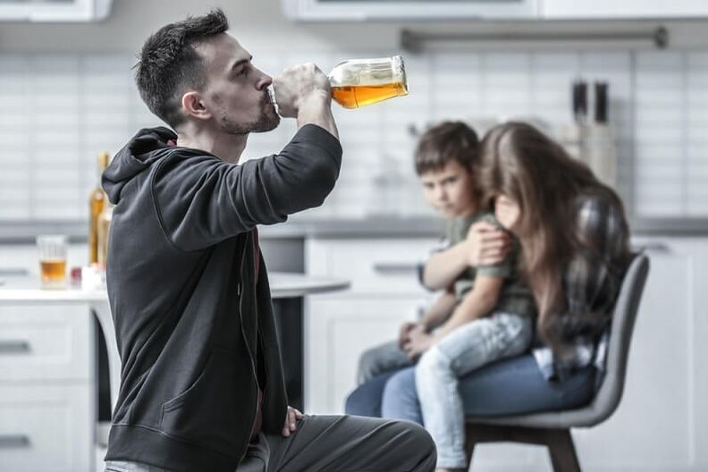 Un home bebe alcohol, como axudalo a parar