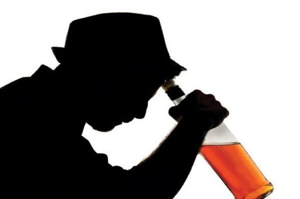 Un home bebe alcohol, como parar
